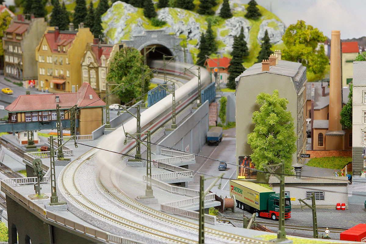 KATO 4x8 N scale layout