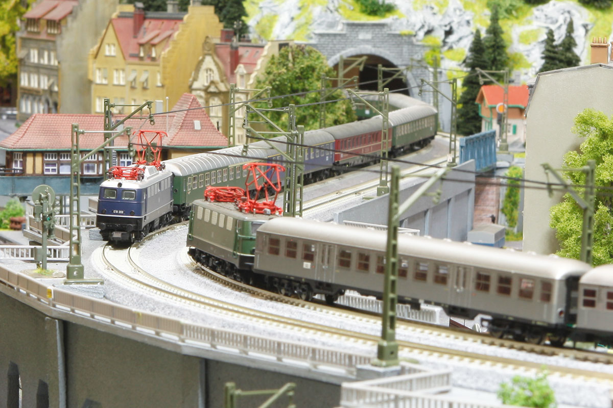 KATO N scale curve with superelevation